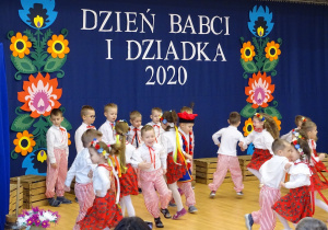 dzieci podczas tańca
